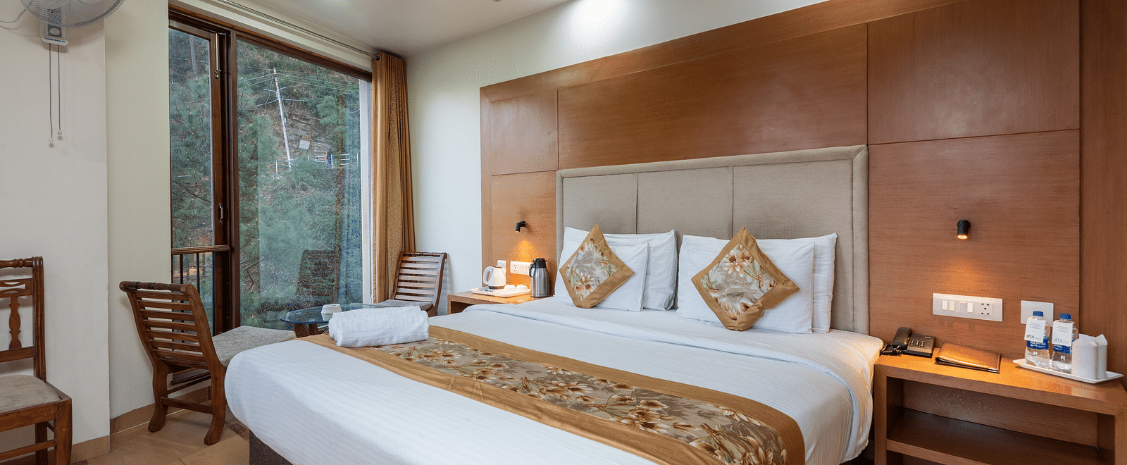 A bedroom featuring a king size bed and a table with tea & coffee make next to the bed at DLS Hotels The Rock Castle.